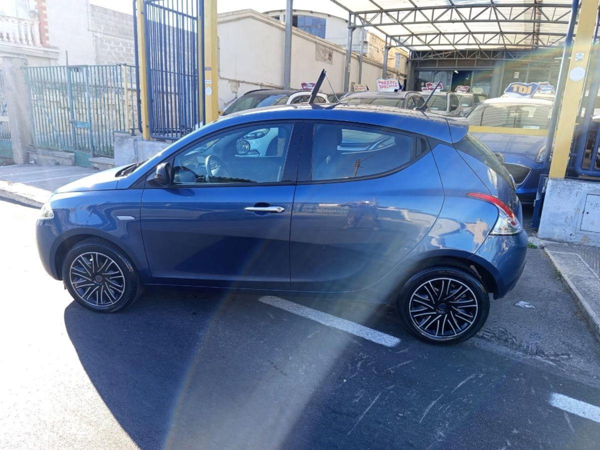 Lancia Ypsilon 1.0 FireFly 5 porte S&S Hybrid Silver Plus (7)