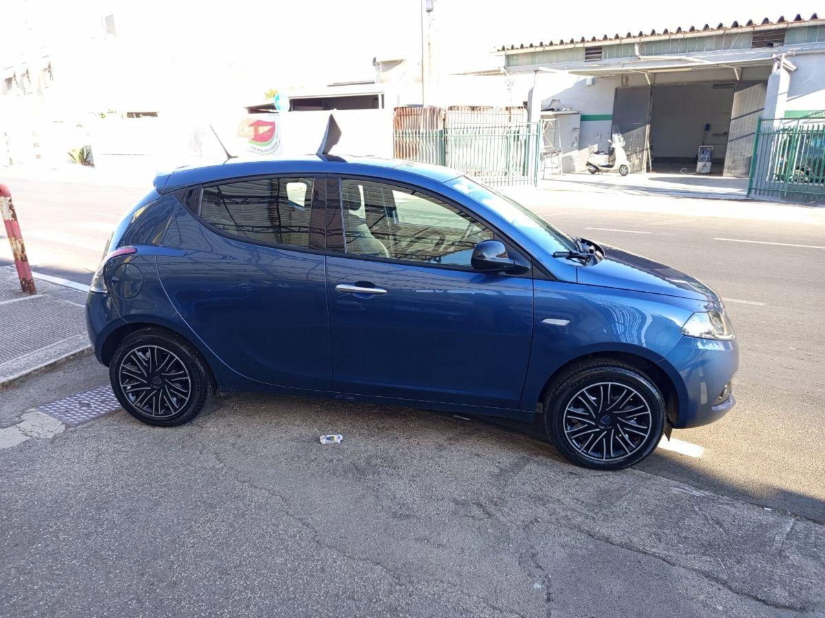 Lancia Ypsilon 1.0 FireFly 5 porte S&S Hybrid Silver Plus (8)