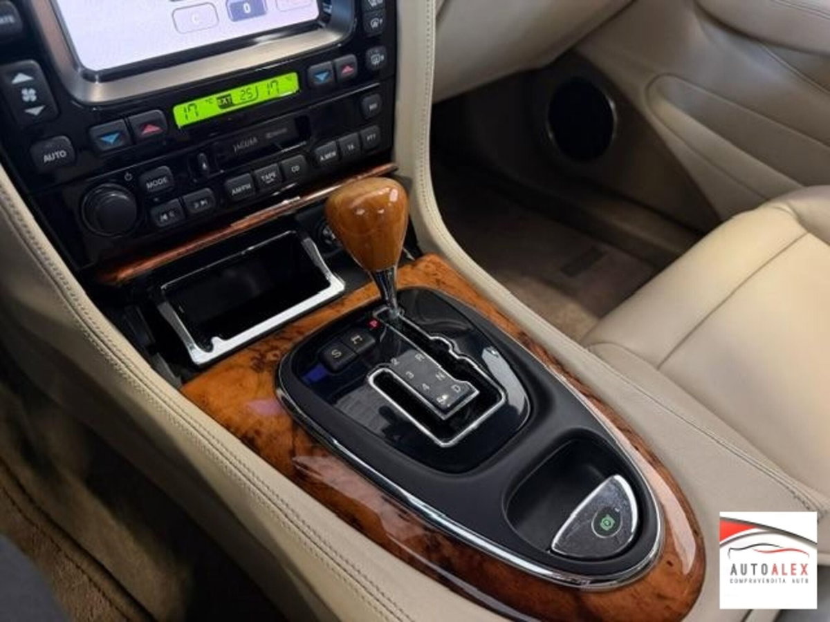 Jaguar XJ8 3.5 V8 cat (10)