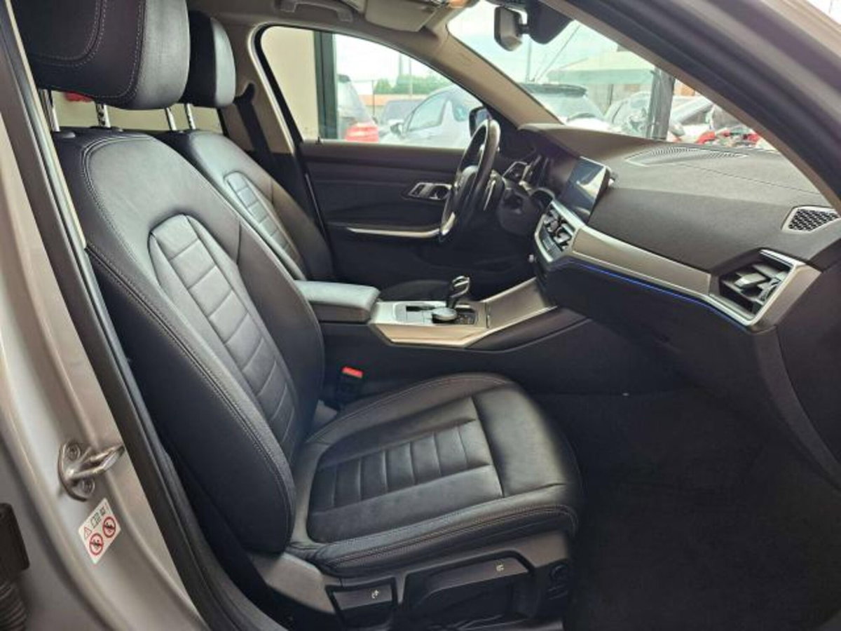 BMW Serie 3 330i Luxury (11)