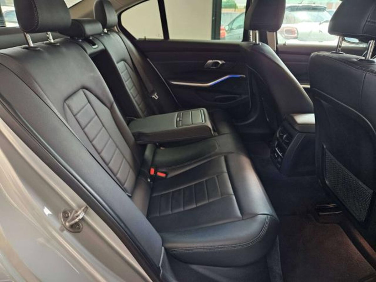 BMW Serie 3 330i Luxury (13)