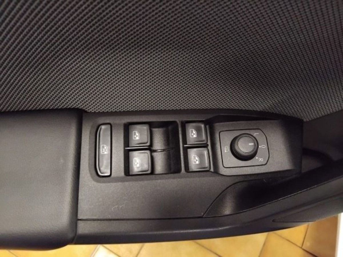 SEAT Leon 1.0 etsi Business 110cv dsg (16)