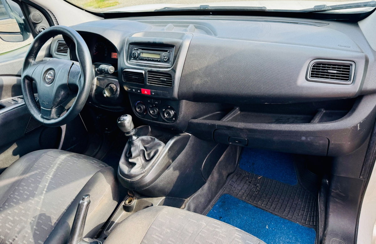 Opel Combo Tour CDTi 95CV PC-TA Cosmo (14)