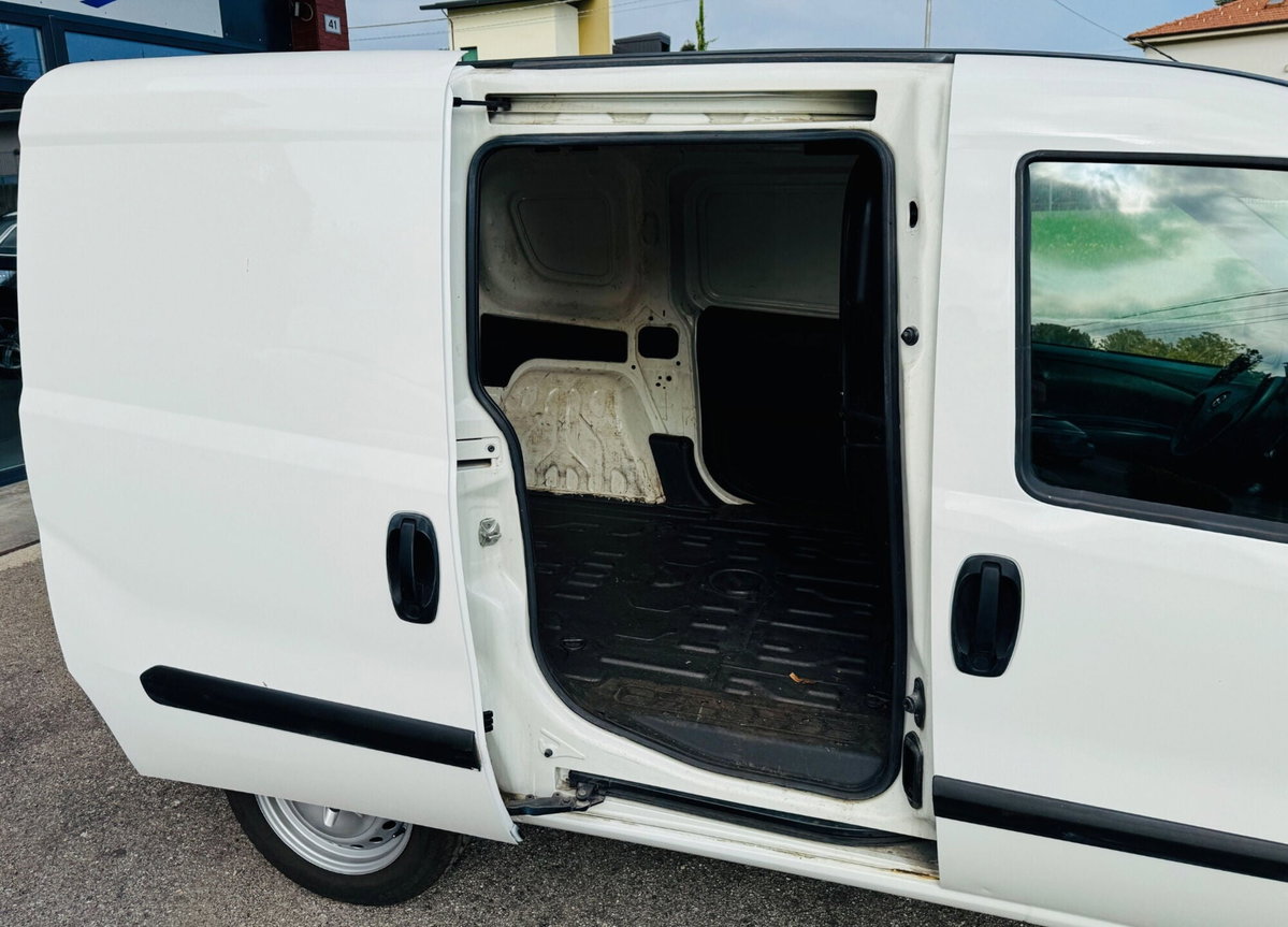 Opel Combo Tour CDTi 95CV PC-TA Cosmo (17)