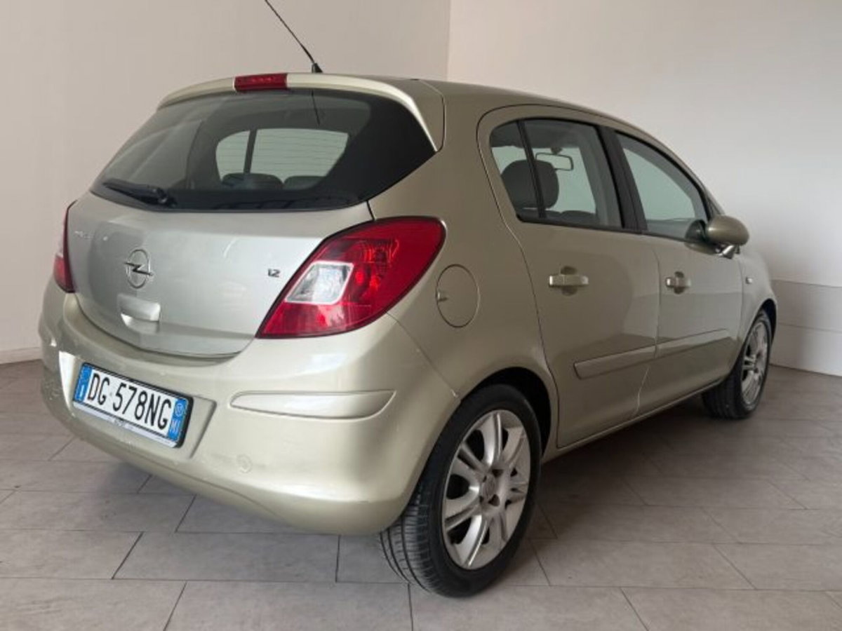 Opel Corsa 1.2 5 porte Easytronic Cosmo (4)