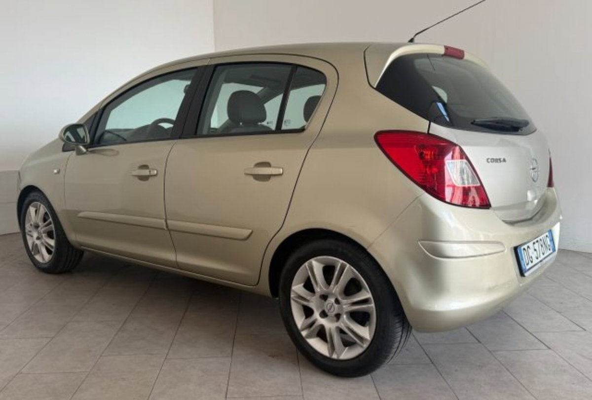Opel Corsa 1.2 5 porte Easytronic Cosmo (5)