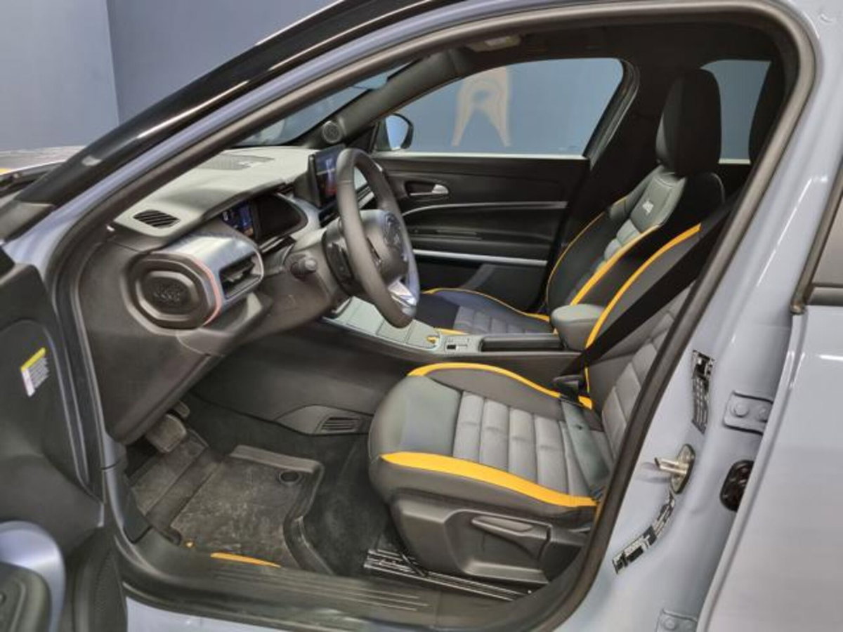 Jeep Avenger 1.2 turbo e-hybrid mhev The North Face 4xe 145cv edct6 (9)
