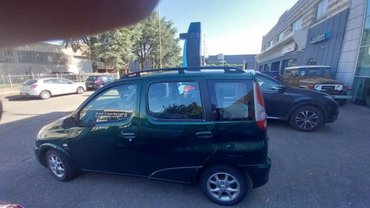 Toyota Yaris 1.3i 16V cat Sol (2)