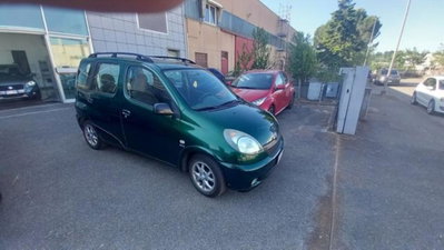 Toyota Yaris 1.3i 16V cat Sol (3)