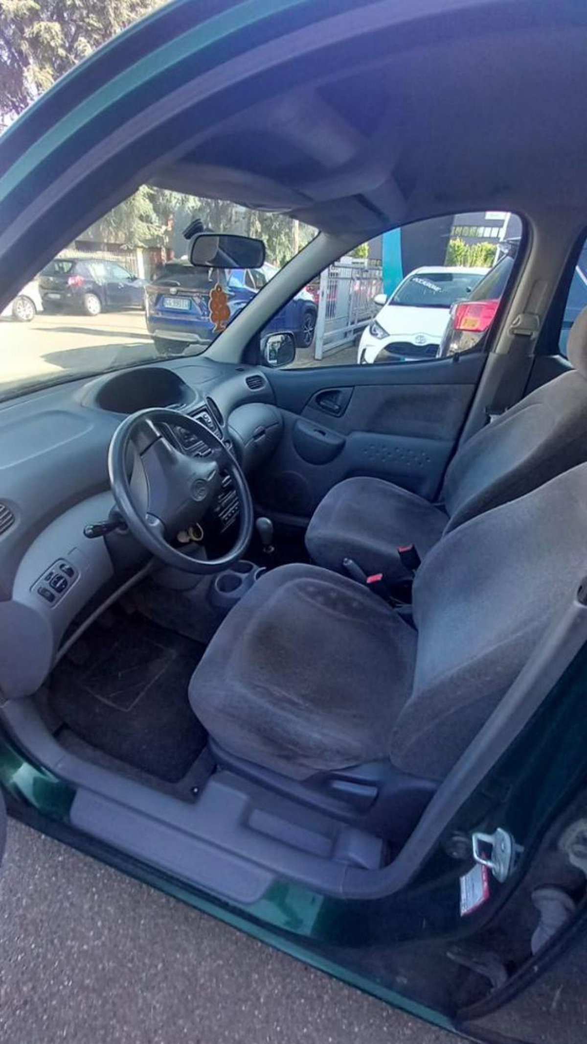 Toyota Yaris 1.3i 16V cat Sol (4)