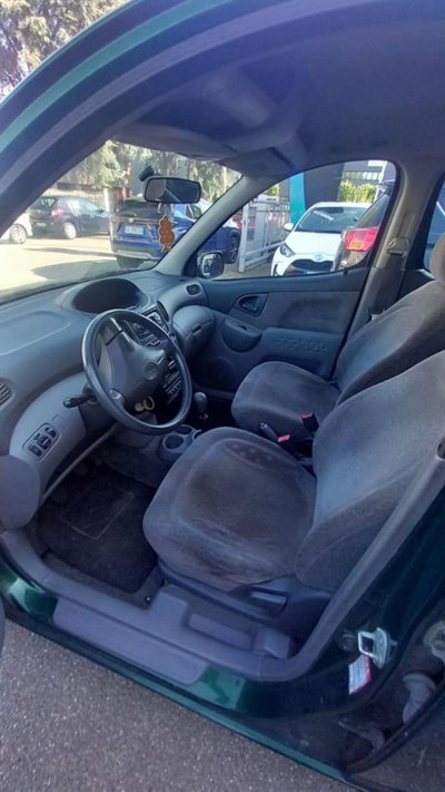 Toyota Yaris 1.3i 16V cat Sol (4)