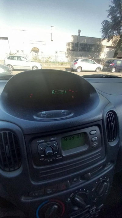 Toyota Yaris 1.3i 16V cat Sol (5)