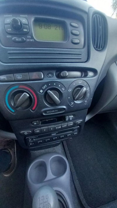 Toyota Yaris 1.3i 16V cat Sol (6)
