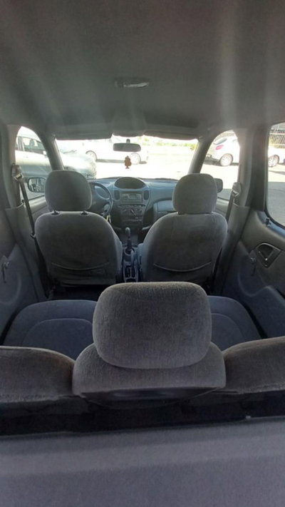 Toyota Yaris 1.3i 16V cat Sol (8)