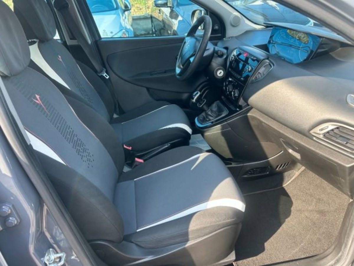 Lancia Ypsilon 1.2 69 CV 5 porte S&S S Momodesign (11)