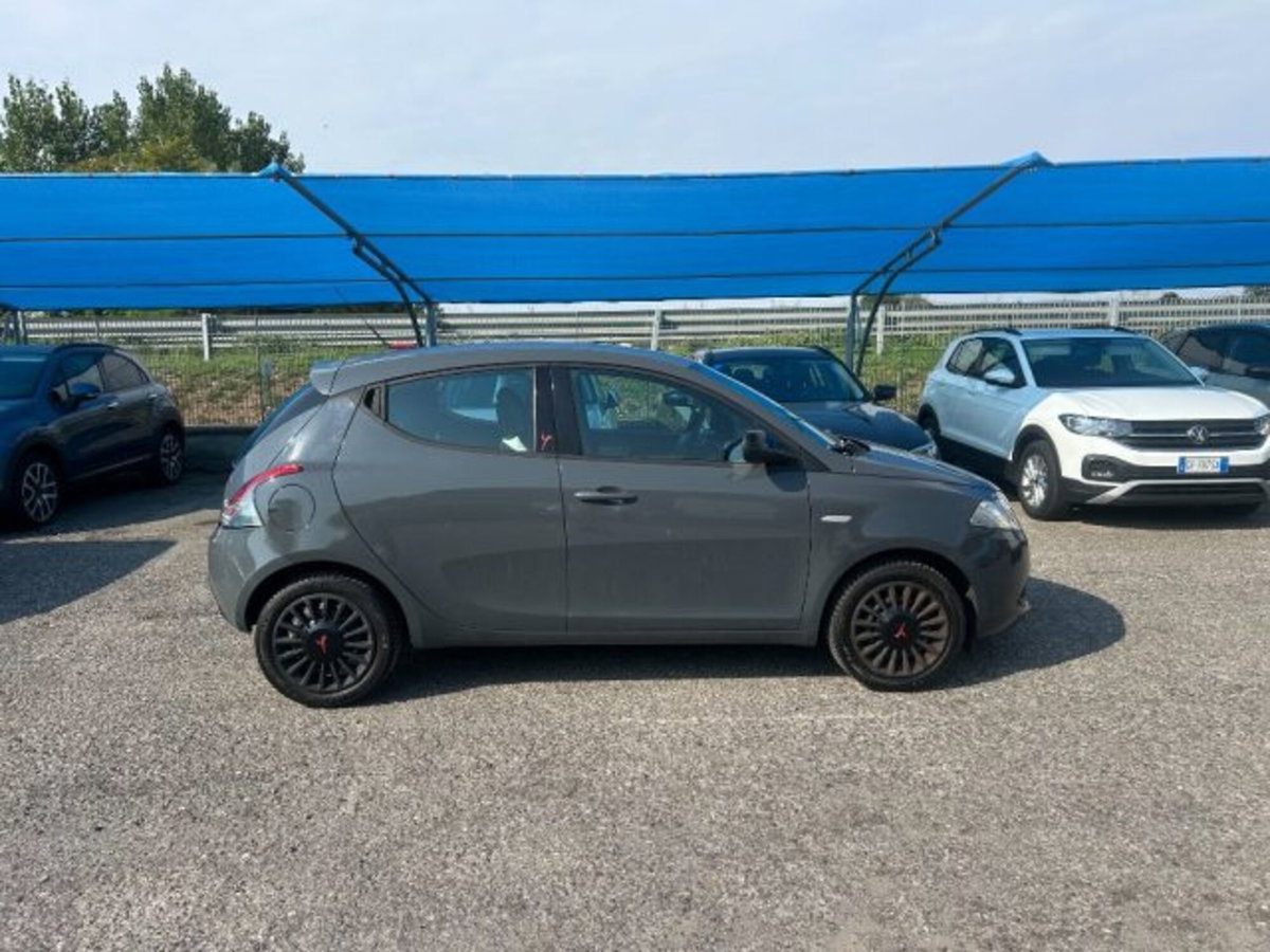 Lancia Ypsilon 1.2 69 CV 5 porte S&S S Momodesign (2)