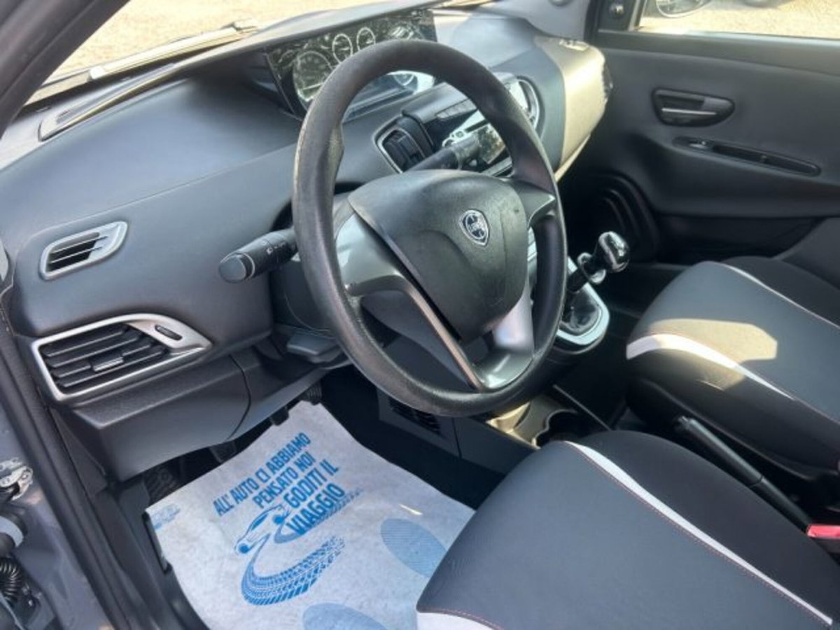 Lancia Ypsilon 1.2 69 CV 5 porte S&S S Momodesign (6)