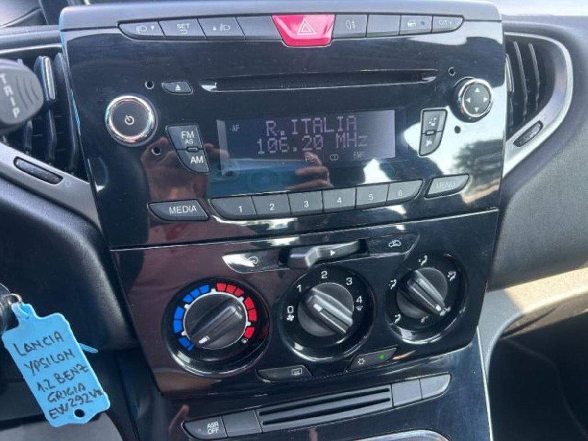 Lancia Ypsilon 1.2 69 CV 5 porte S&S S Momodesign (9)