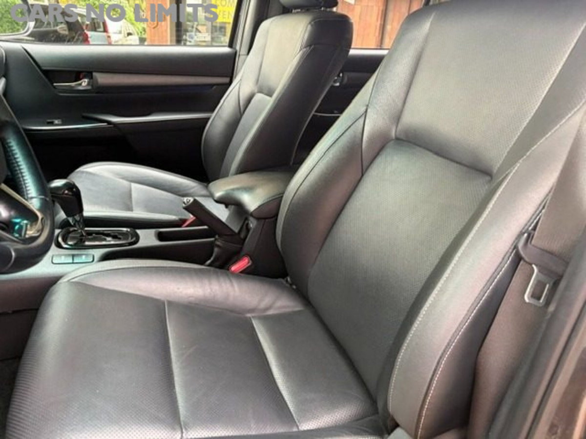 Toyota Hilux 2.8 D A/T 4WD porte Double Cab Invincible (10)