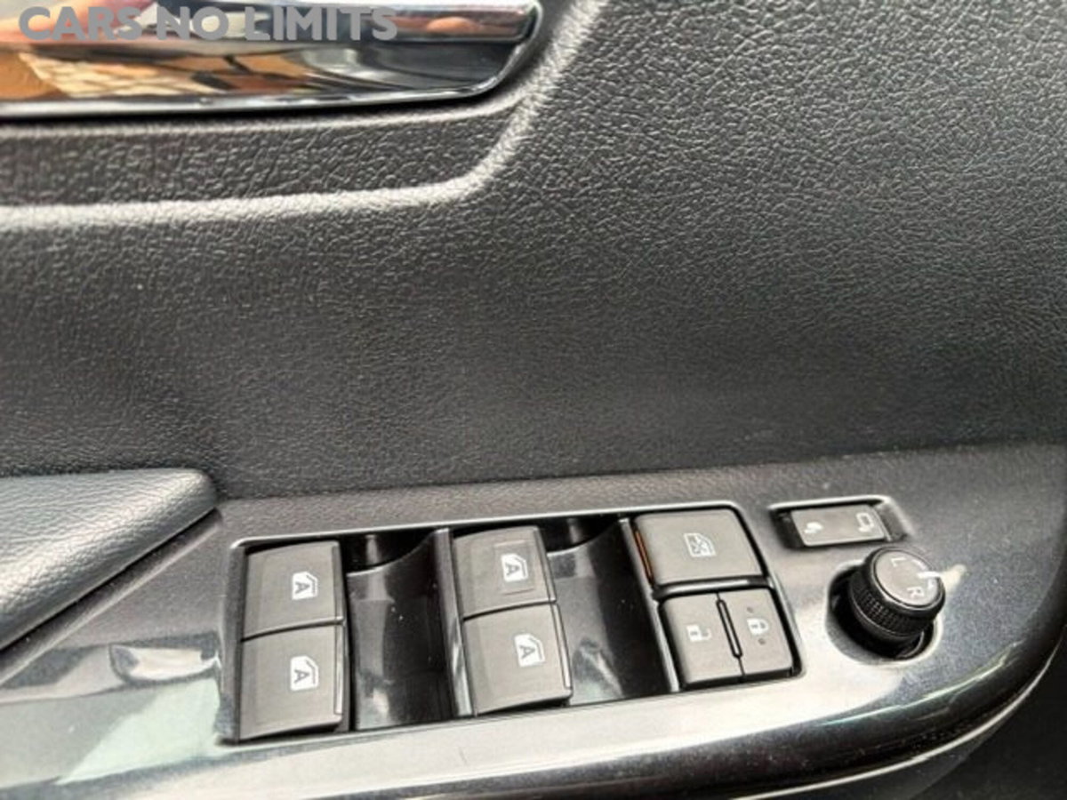 Toyota Hilux 2.8 D A/T 4WD porte Double Cab Invincible (5)