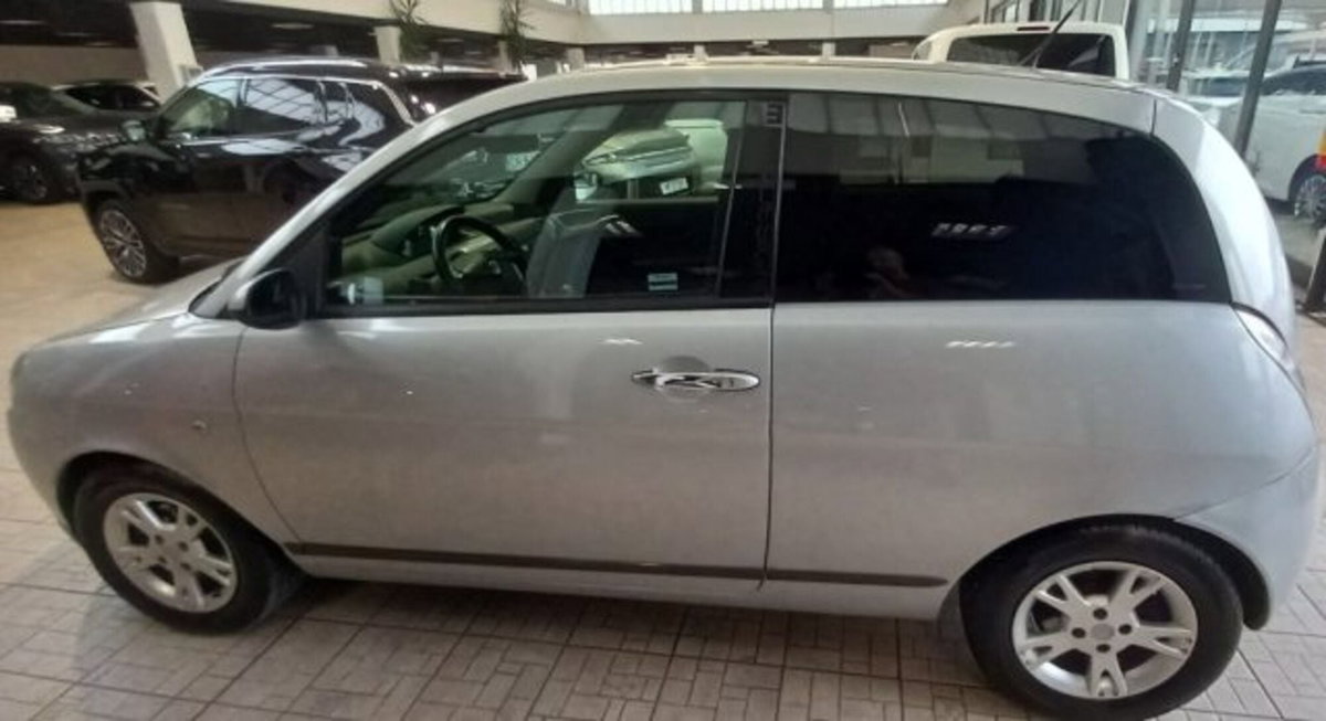 Lancia Ypsilon 1.3 MJT 90 CV DPF Sport MomoDesign (2)