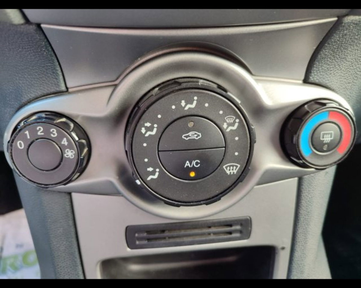 Ford Fiesta 1.4 TDCi 68CV 3 porte Titanium (12)