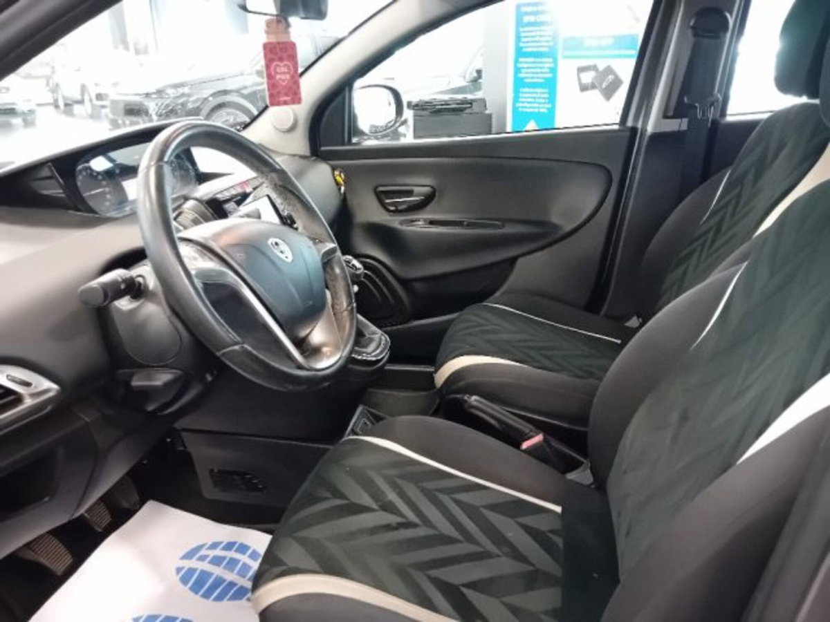Lancia Ypsilon 0.9 TwinAir 5 porte Metano Ecochic Gold (7)