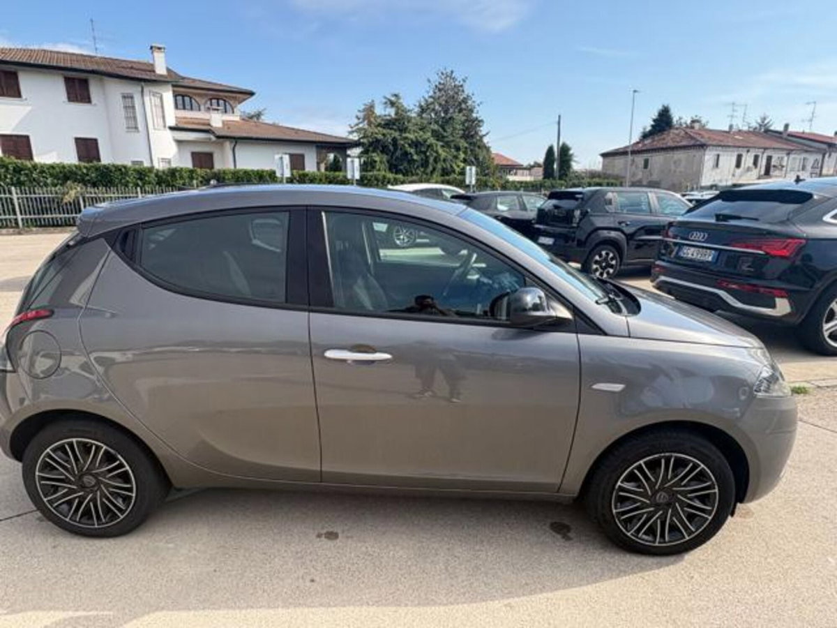 Lancia Ypsilon 1.0 FireFly 5 porte S&S Hybrid Ecochic Gold (4)