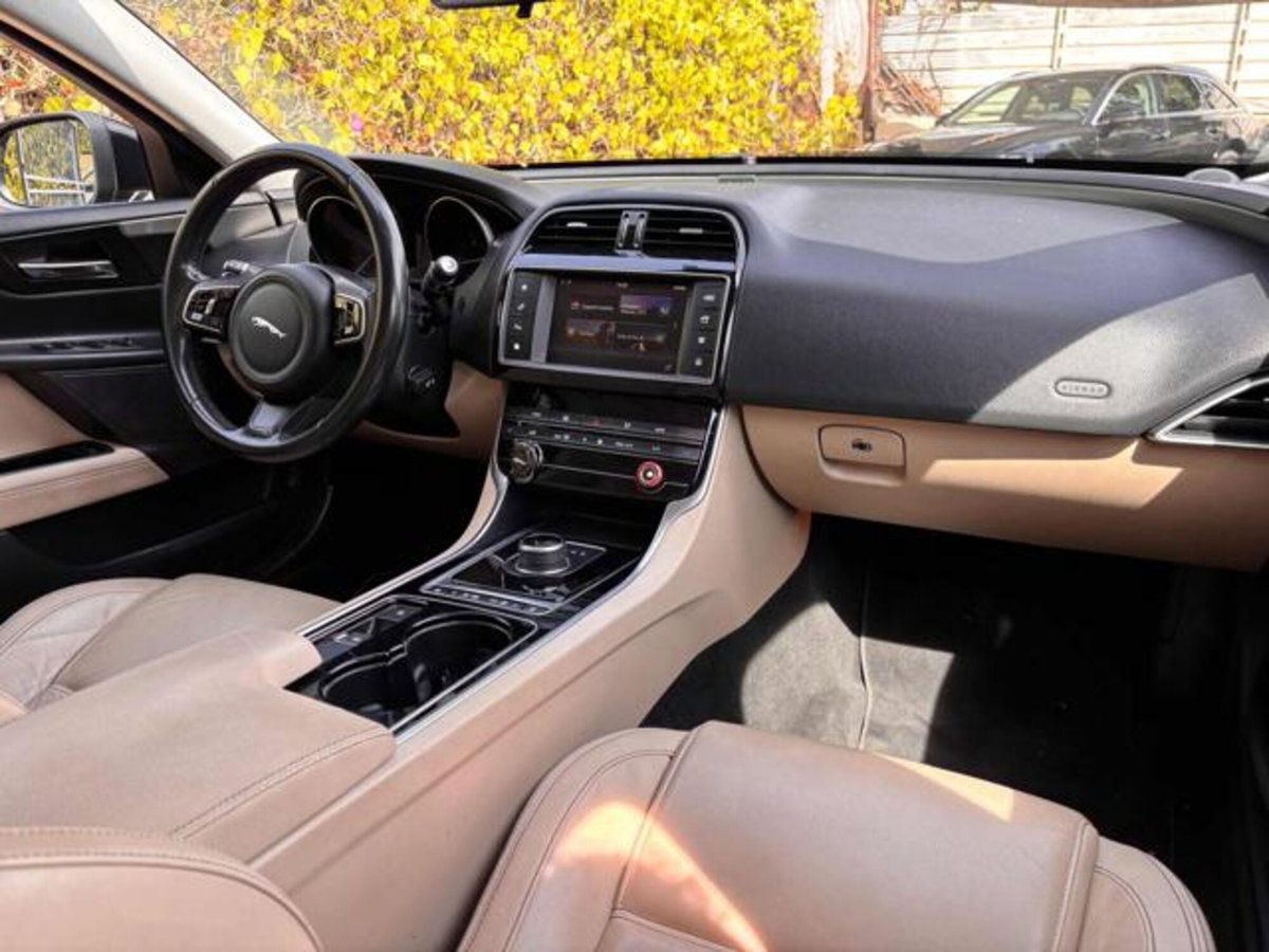 Jaguar XE 2.0 D Turbo 180 CV AWD aut. Portfolio (9)