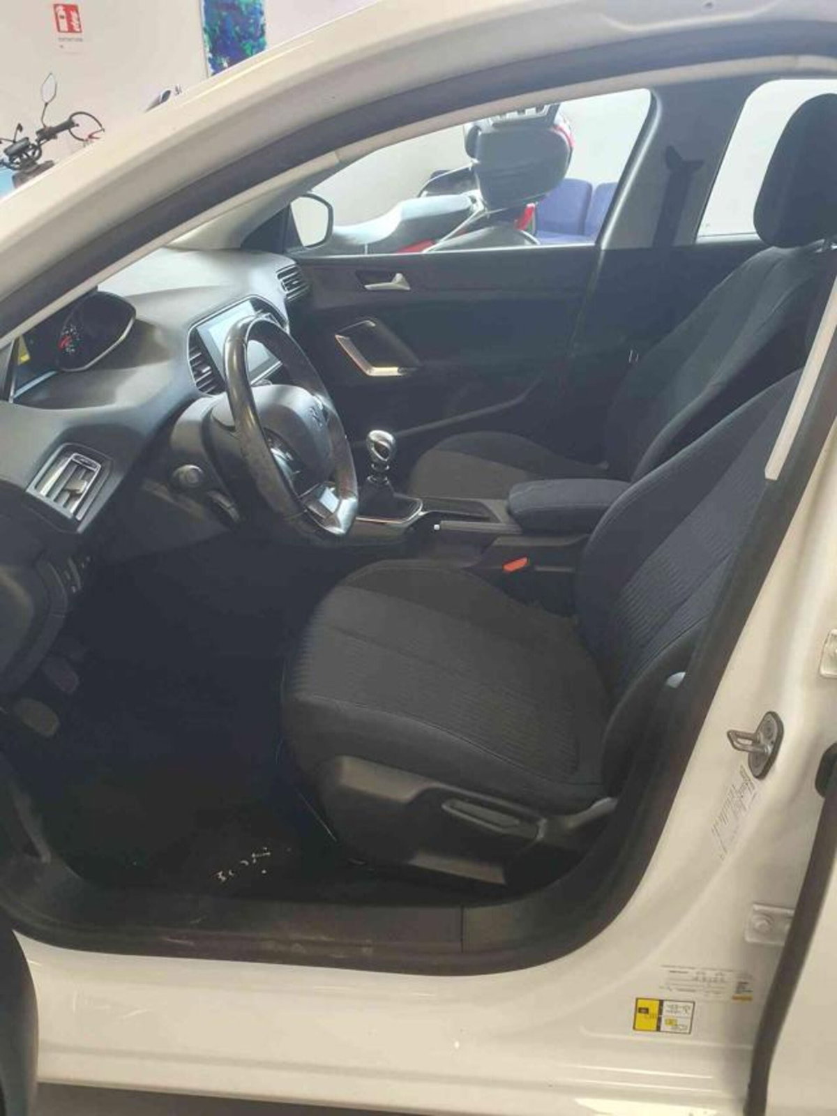 Peugeot 308 SW BlueHDi 120 S&S Business (5)