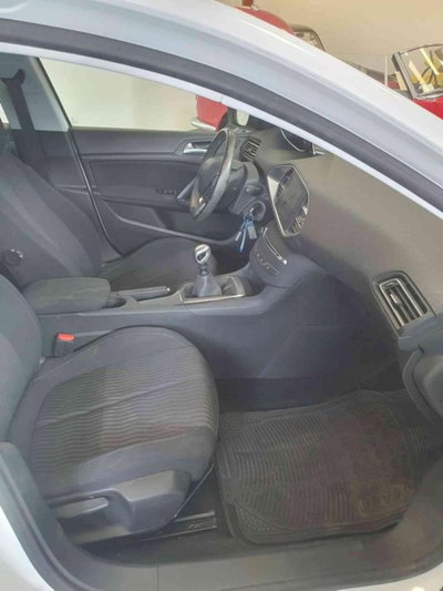Peugeot 308 SW BlueHDi 120 S&S Business (8)