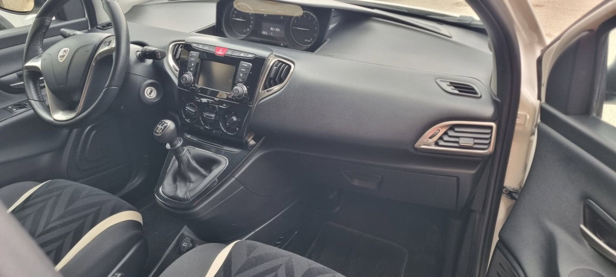 Lancia Ypsilon 1.2 69 CV 5 porte Gold (5)