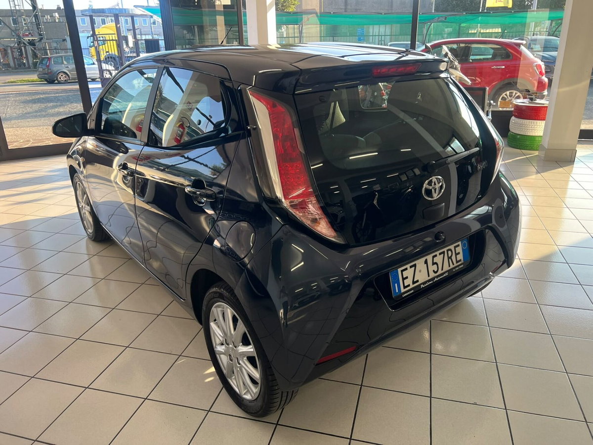 Toyota Aygo 1.0 VVT-i 69 CV 5 porte x-clusiv (6)
