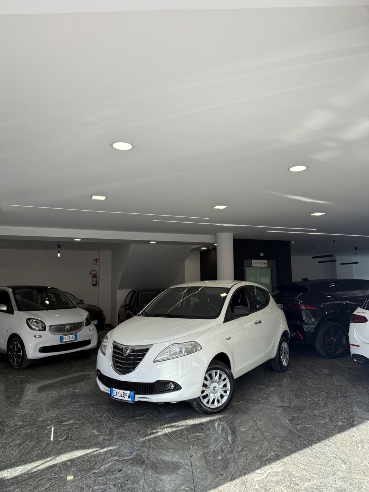 Lancia Ypsilon 0.9 TwinAir 85 CV 5 porte Metano Ecochic Silver