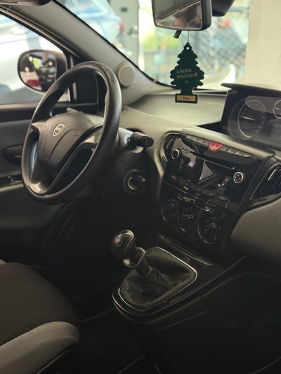 Lancia Ypsilon 0.9 TwinAir 85 CV 5 porte Metano Ecochic Silver (11)