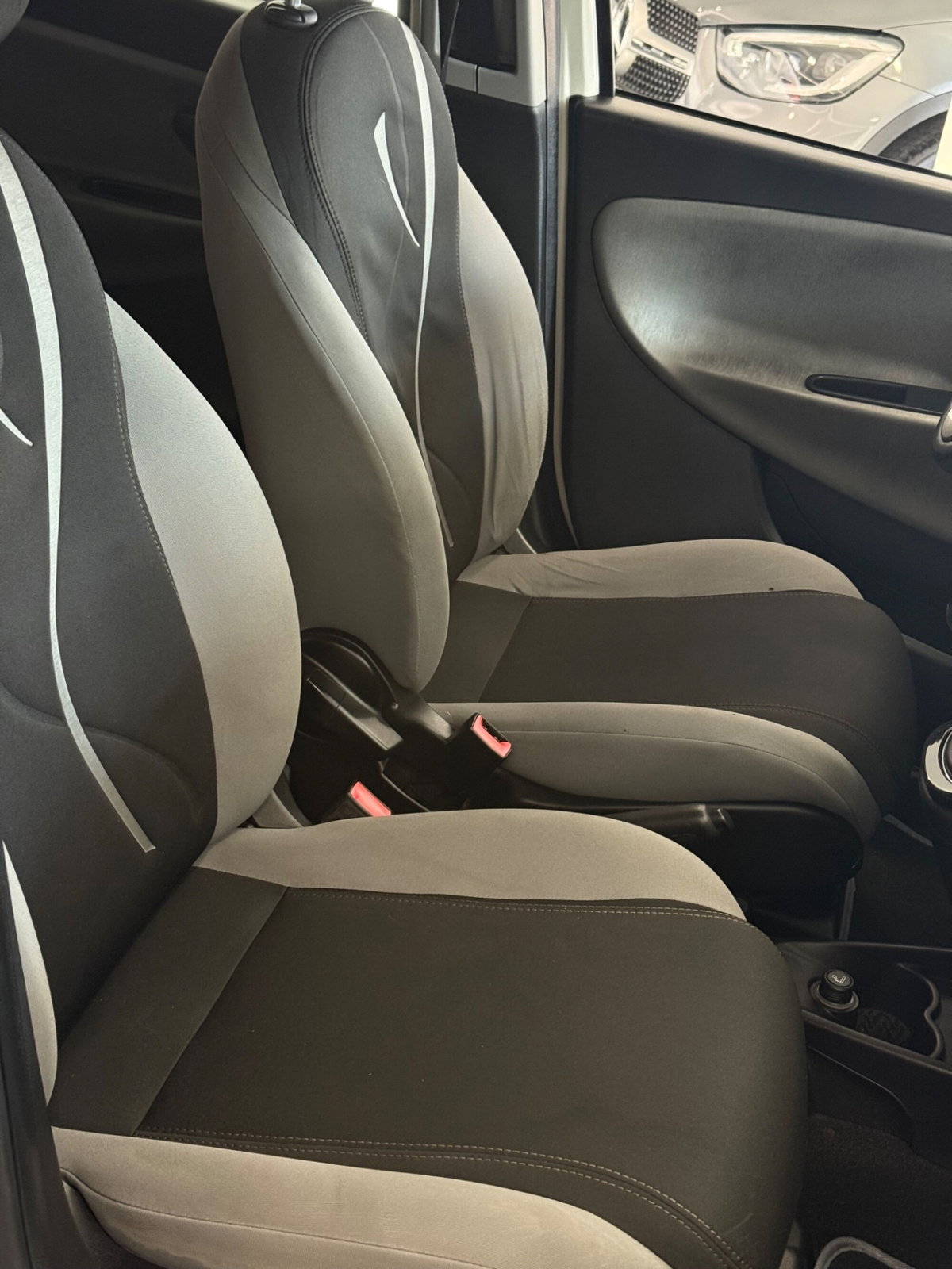 Lancia Ypsilon 0.9 TwinAir 85 CV 5 porte Metano Ecochic Silver (12)