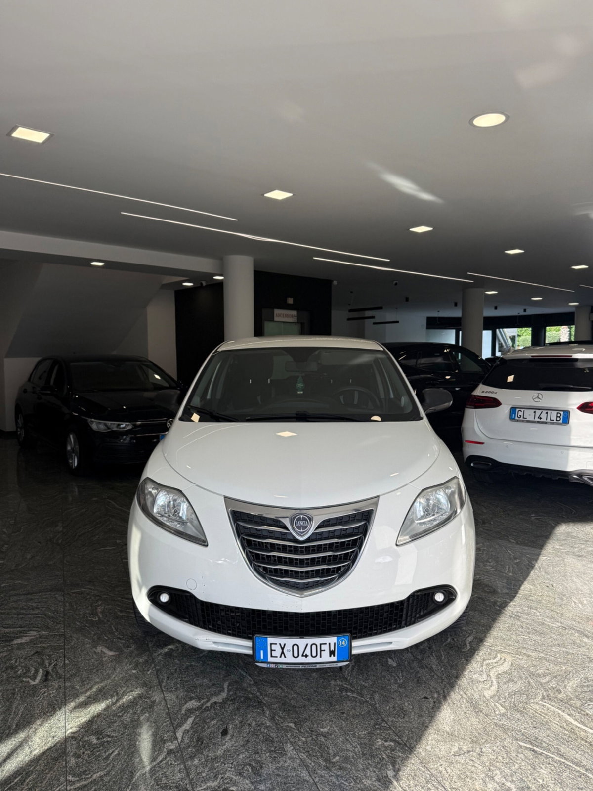Lancia Ypsilon 0.9 TwinAir 85 CV 5 porte Metano Ecochic Silver (2)