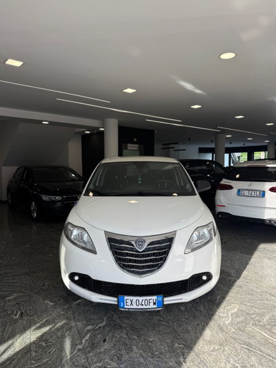 Lancia Ypsilon 0.9 TwinAir 85 CV 5 porte Metano Ecochic Silver (2)