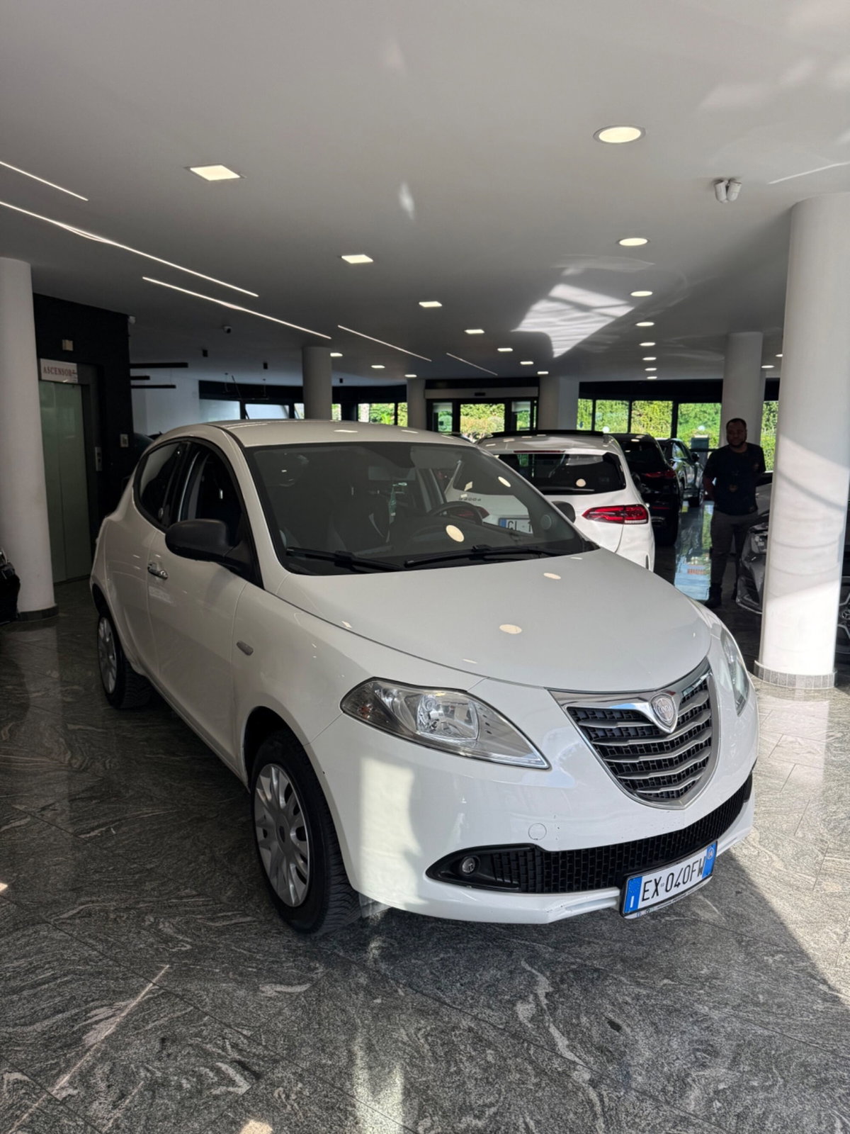 Lancia Ypsilon 0.9 TwinAir 85 CV 5 porte Metano Ecochic Silver (3)