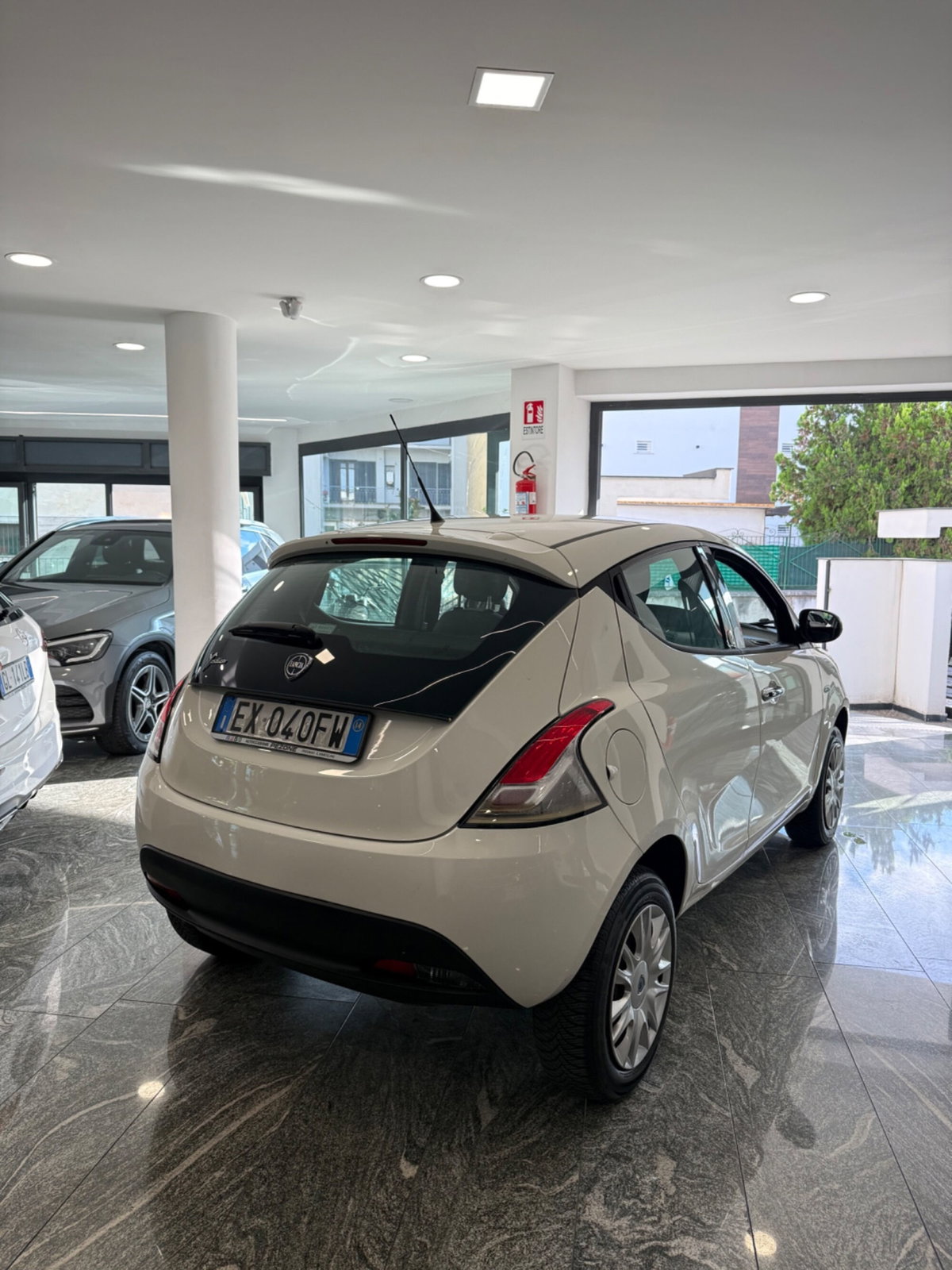 Lancia Ypsilon 0.9 TwinAir 85 CV 5 porte Metano Ecochic Silver (4)