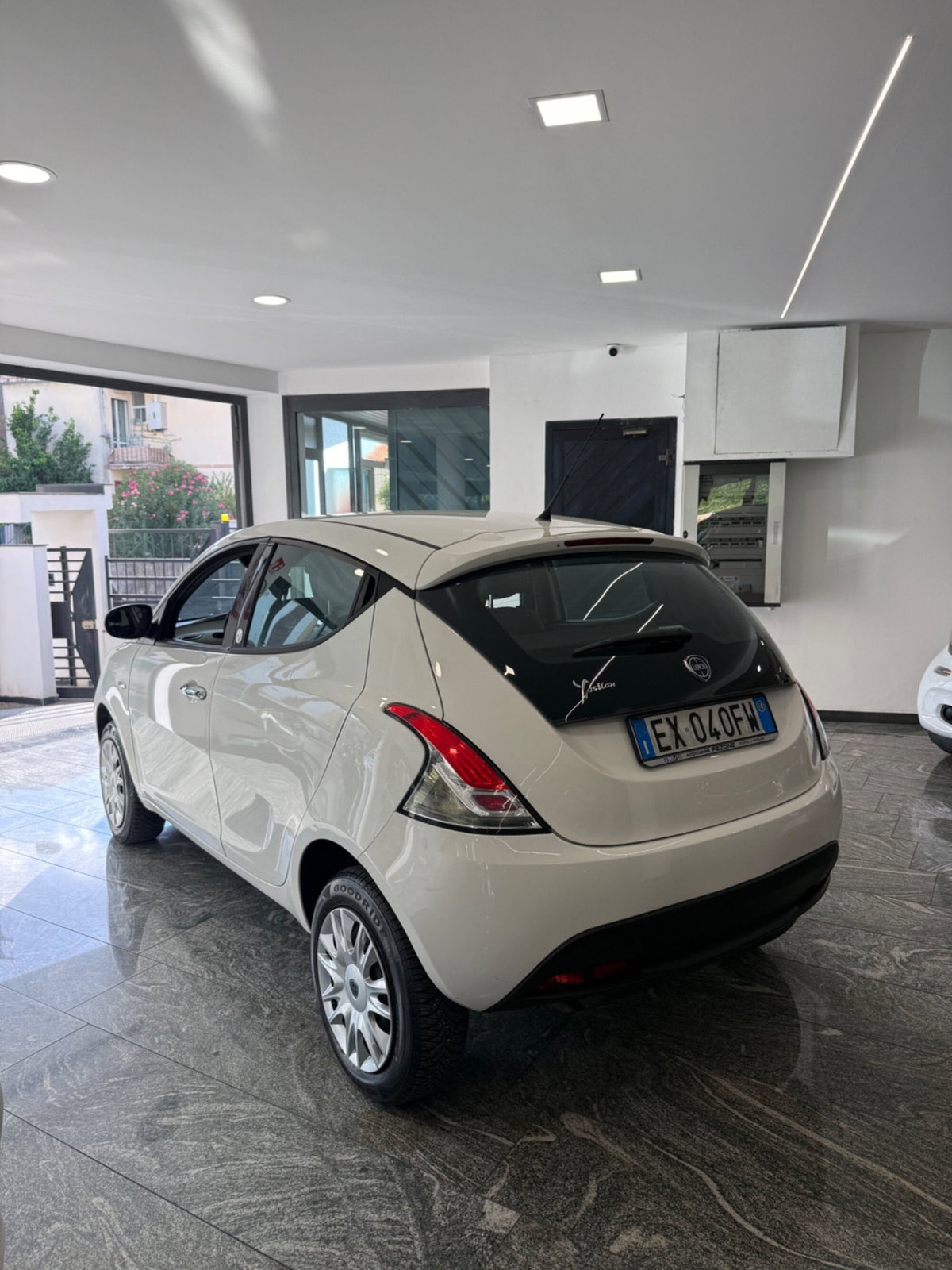 Lancia Ypsilon 0.9 TwinAir 85 CV 5 porte Metano Ecochic Silver (6)
