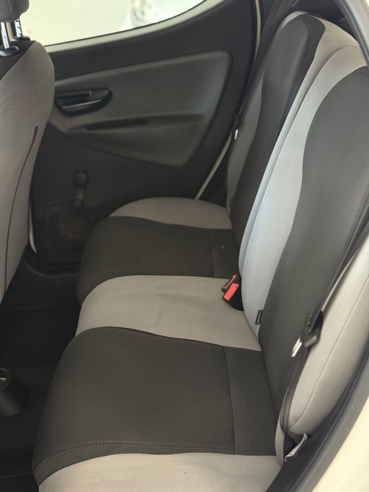 Lancia Ypsilon 0.9 TwinAir 85 CV 5 porte Metano Ecochic Silver (9)