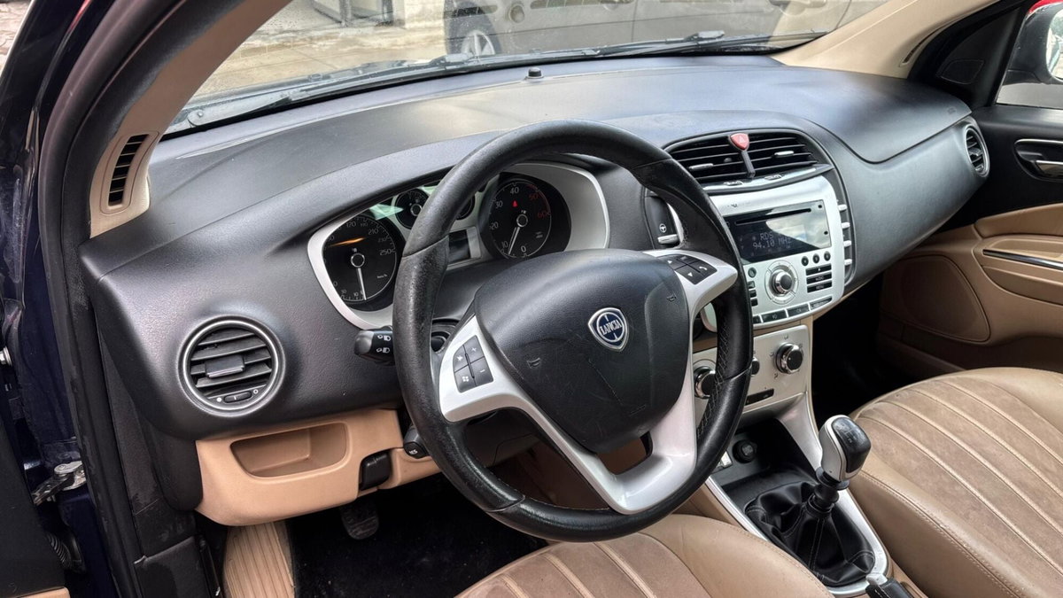 Lancia Delta 1.6 MJT DPF Oro (7)