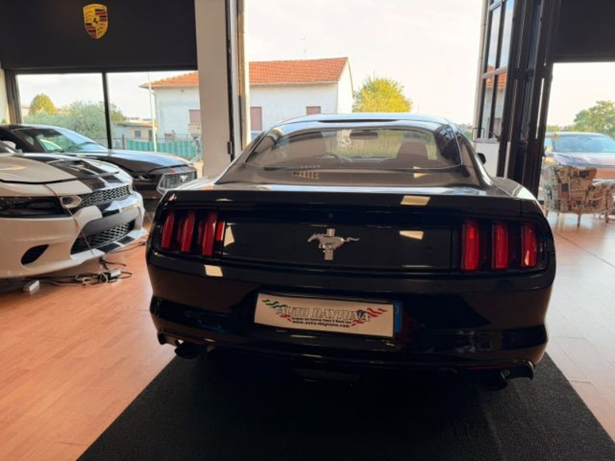 Ford Mustang Coupé Fastback 2.3 EcoBoost (8)