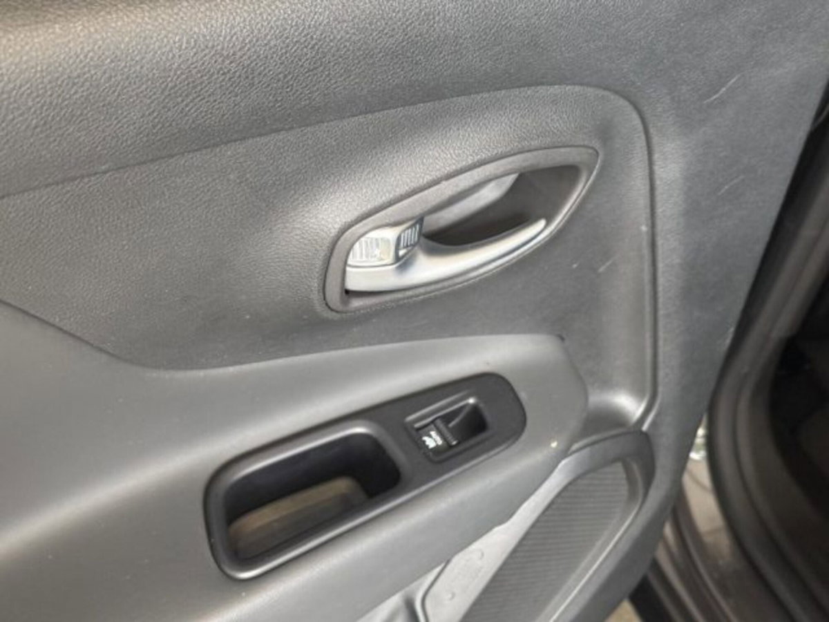 Jeep Renegade 1.3 T4 DDCT Limited (17)