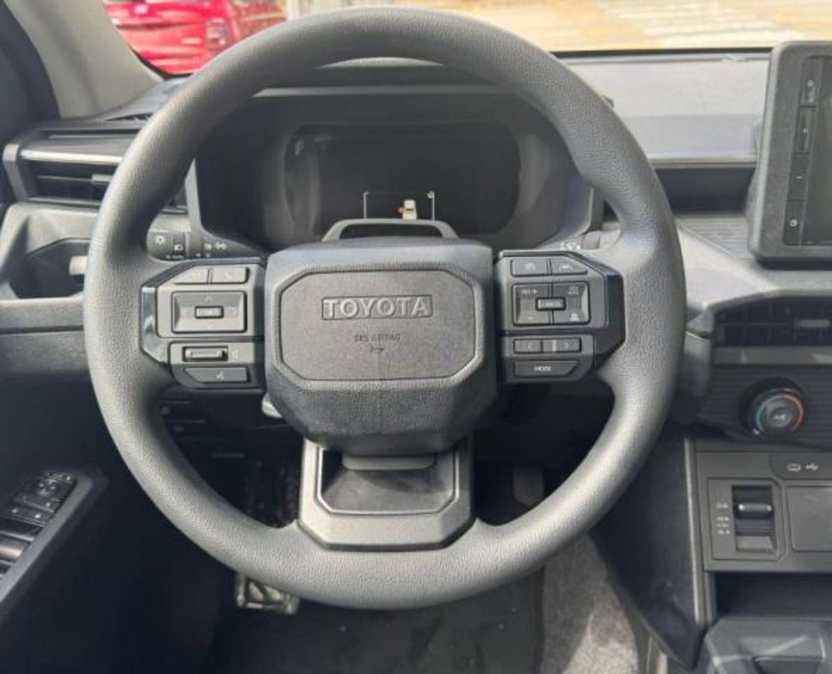 Toyota Hilux 2.8 d-4d 48V double cab Hilux auto (11)