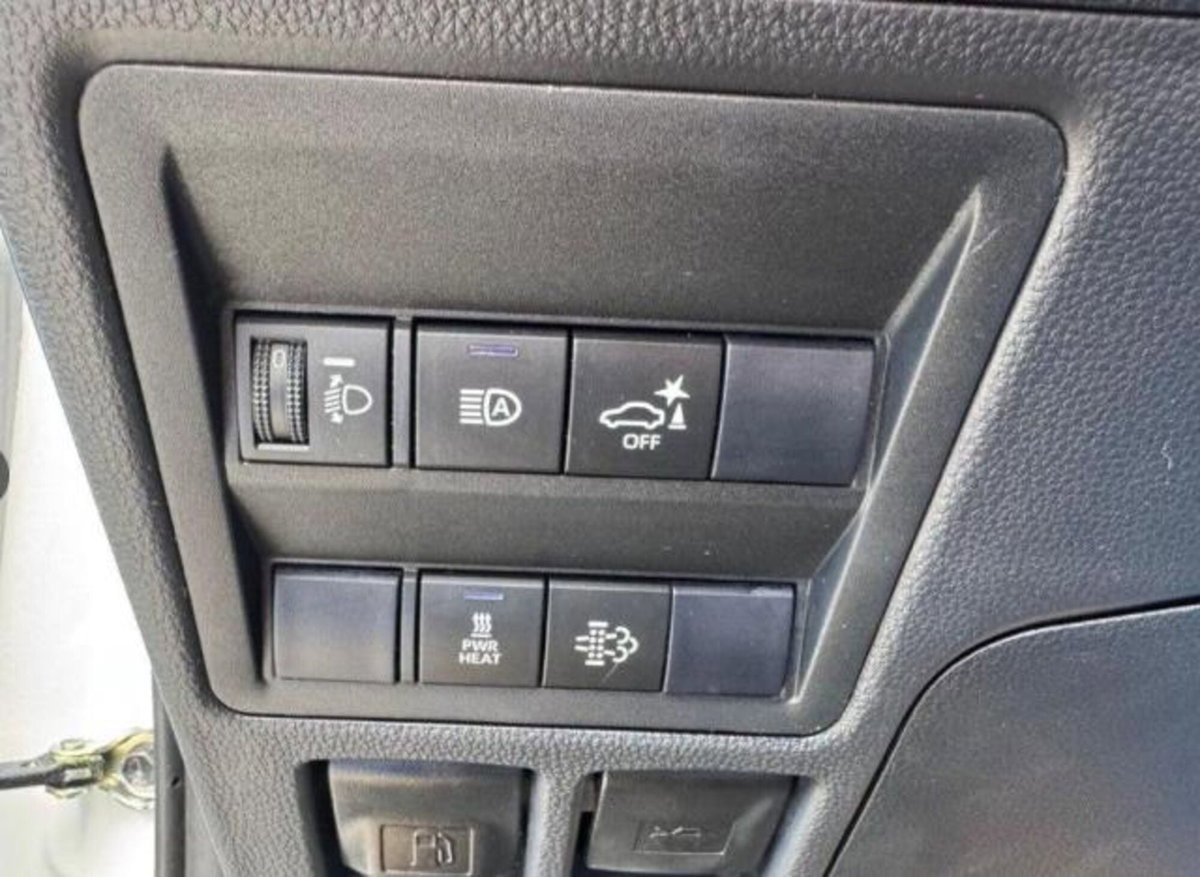 Toyota Hilux 2.8 d-4d 48V double cab Hilux auto (9)