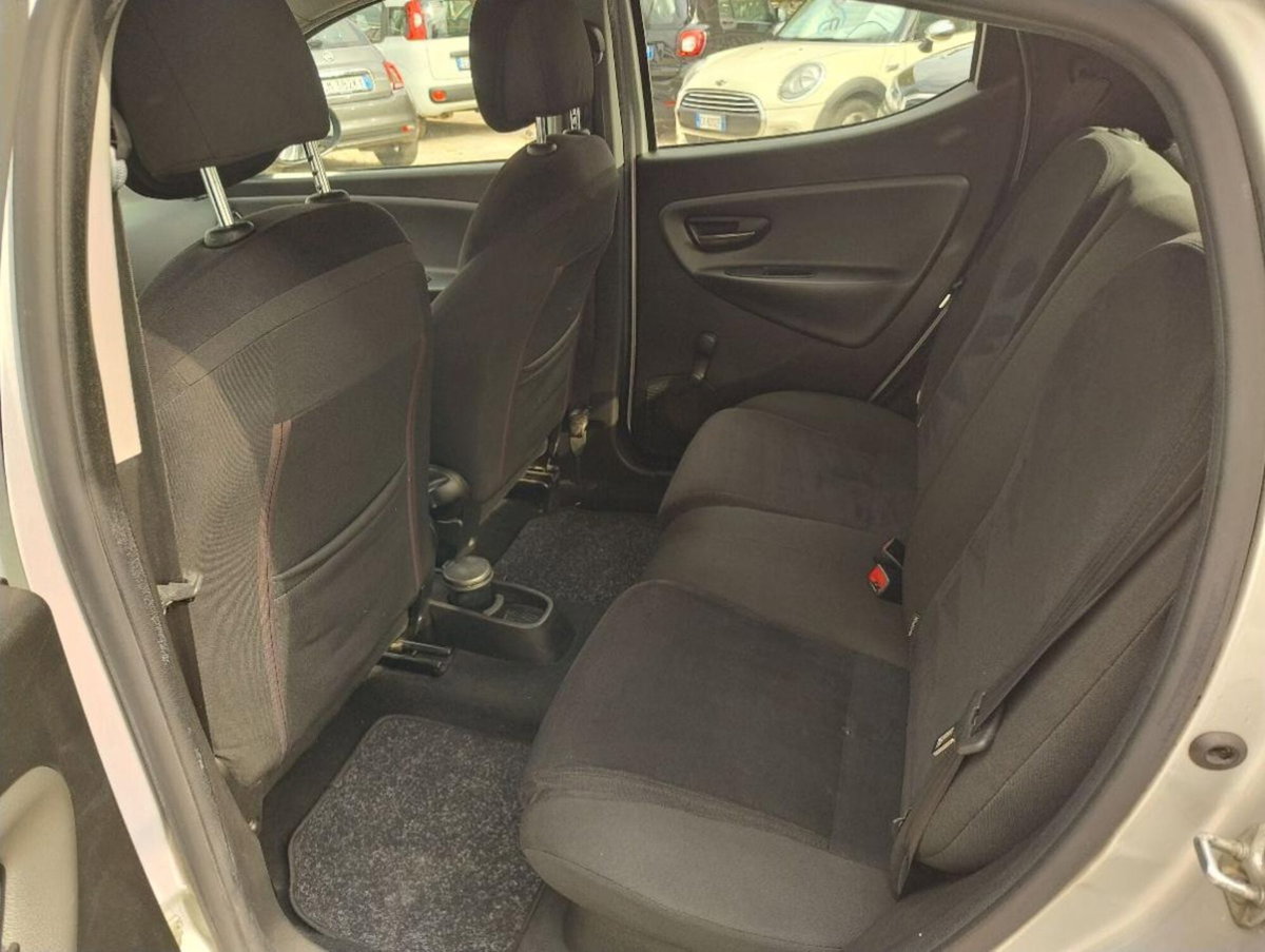 Lancia Ypsilon 0.9 TwinAir 85 CV 5 porte Metano Ecochic Gold (11)
