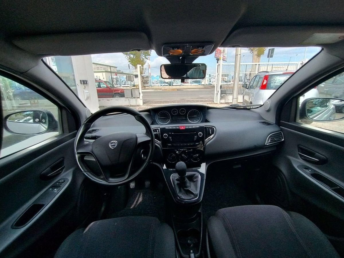 Lancia Ypsilon 0.9 TwinAir 85 CV 5 porte Metano Ecochic Gold (12)