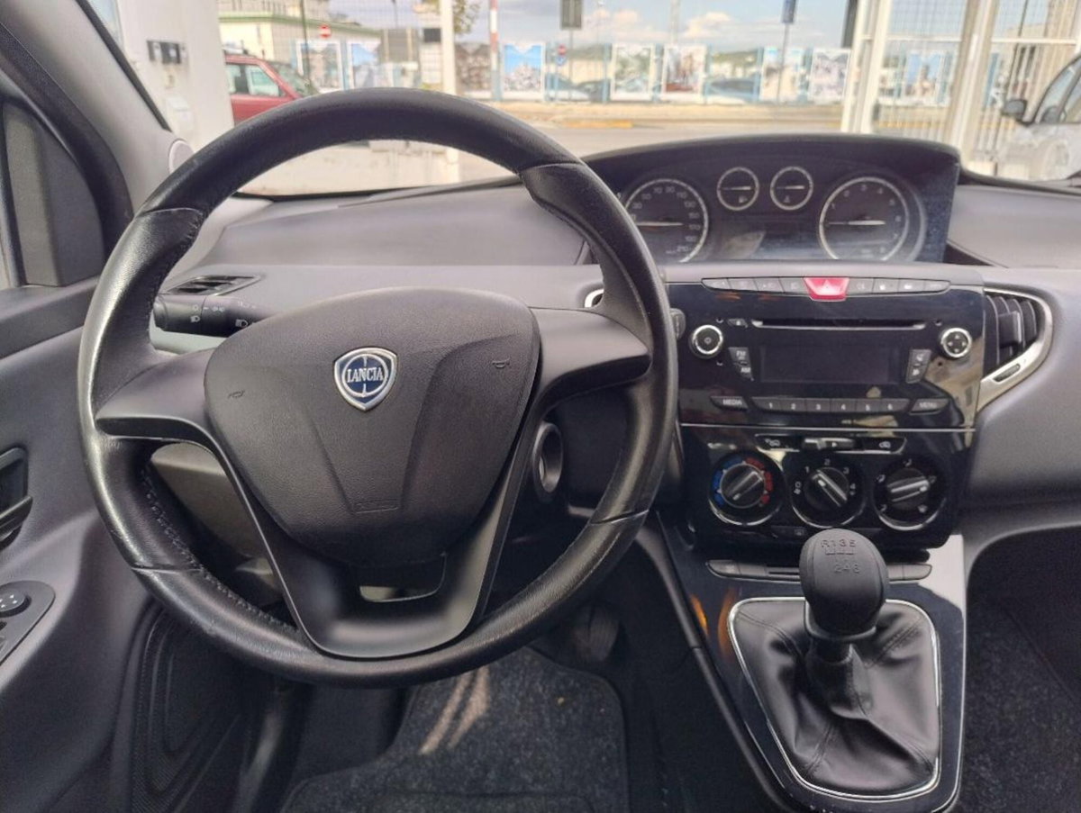 Lancia Ypsilon 0.9 TwinAir 85 CV 5 porte Metano Ecochic Gold (13)
